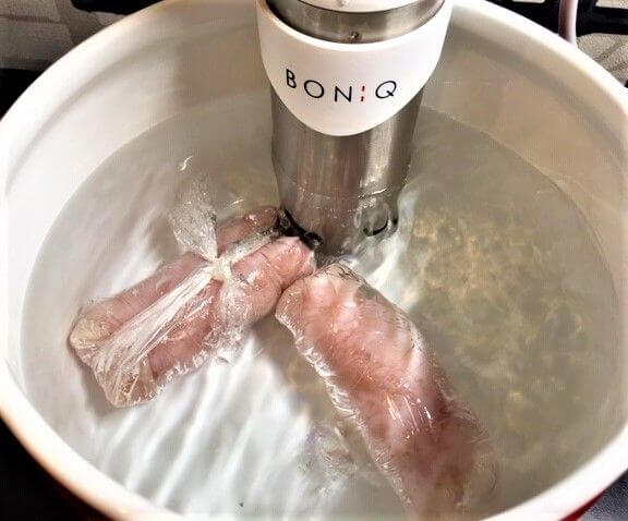 BONIQ旧モデルで鶏ハムを低温調理している様子
