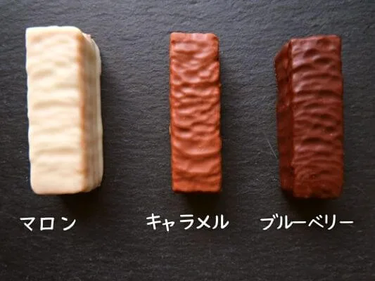 ブルーベリー・キャラメル・マロンの3種類のミルフィーユが黒い皿の上に並んでいる。