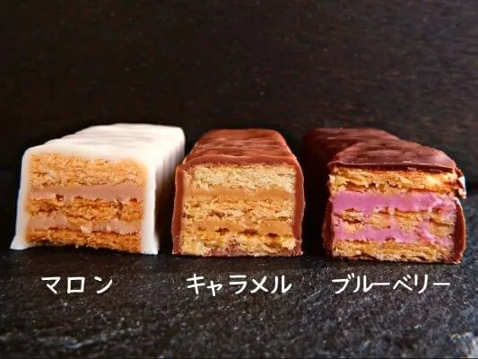 ブルーベリー・キャラメル・マロンの3種類のミルフィーユ、それぞれの断面図。