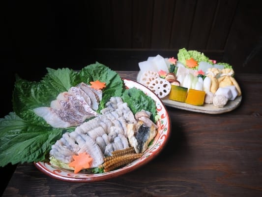 滋味六感 蓮こんのうなしゃぶ・鯛しゃぶセットの具材を皿に盛り付けている