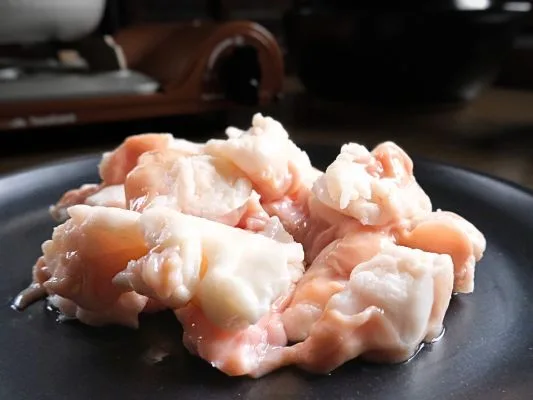 解凍したもつをアップで、新鮮でおいしそう。