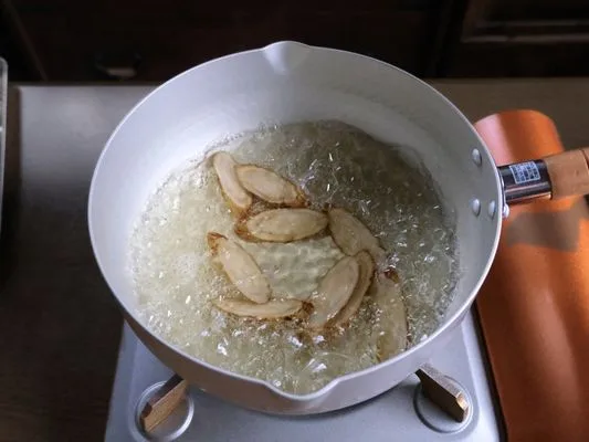 ごぼうをゆでてあく抜きをしている。