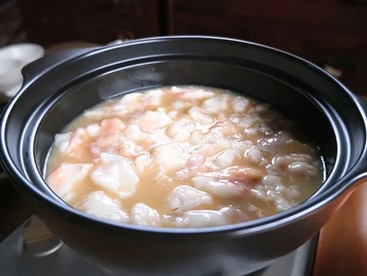 もつとスープがすこしずつ調理されてる様子。