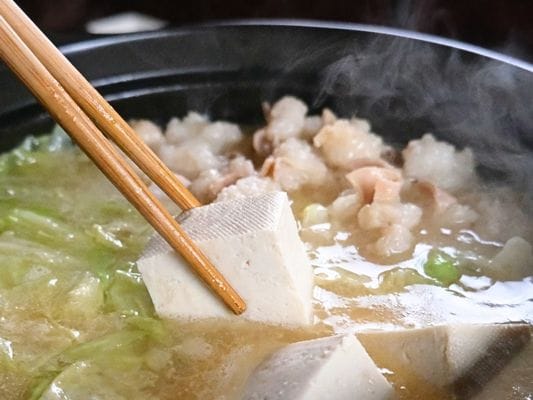 鍋に豆腐をいれる