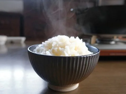 茶碗によそった炊き立ての白米