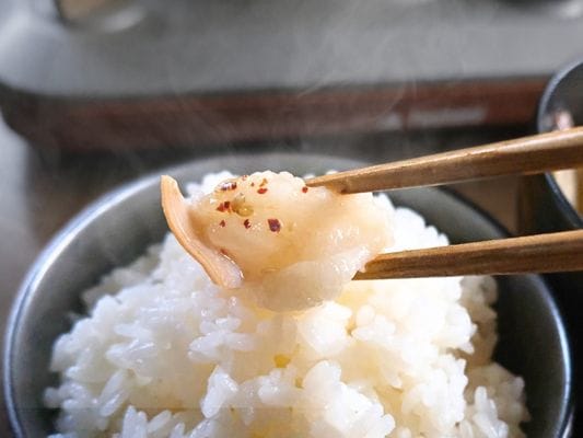 牛もつをご飯と一緒にパクリ