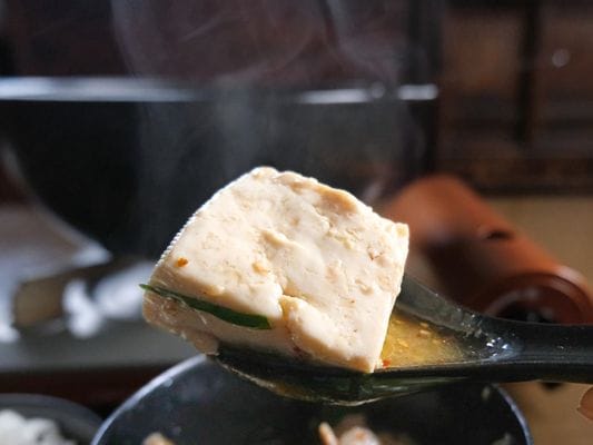 湯気が立つあつあつの豆腐。