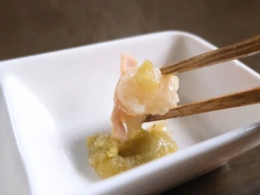 もつに柚子胡椒をつけて食べる