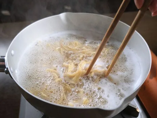 別の鍋でめんをゆでる。