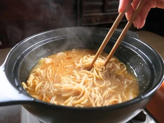 スープで麺を1分煮込む