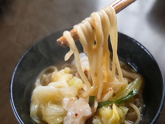 麺をはしでつまむ。