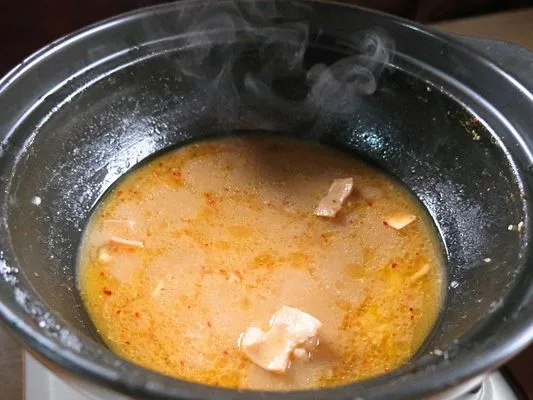 麺がなくなり具材もない寂しい鍋。