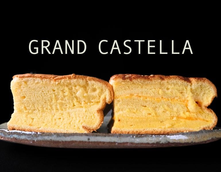 グランドカステラのプレーンとチーズの断面。卵のオレンジ色味がつよめ。