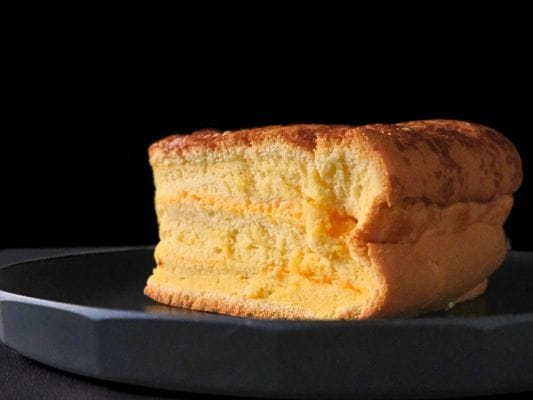 チーズの断面。
チーズは2層。生地はプレーン同様にオレンジ色で卵の色味がつよめ。