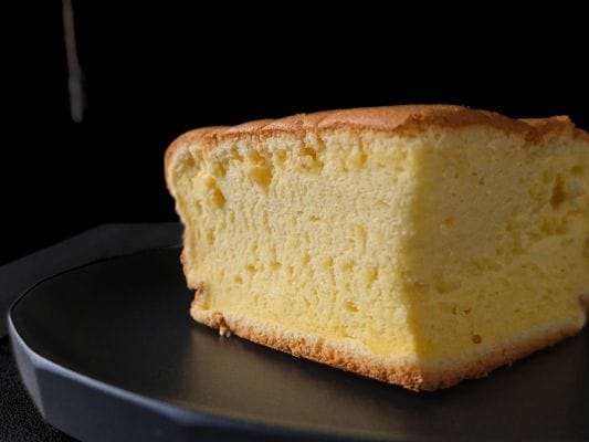 プレーンの断面。
ややオレンジ色の生地。
見た目は日本のカステラとシフォンケーキの中間のよう。