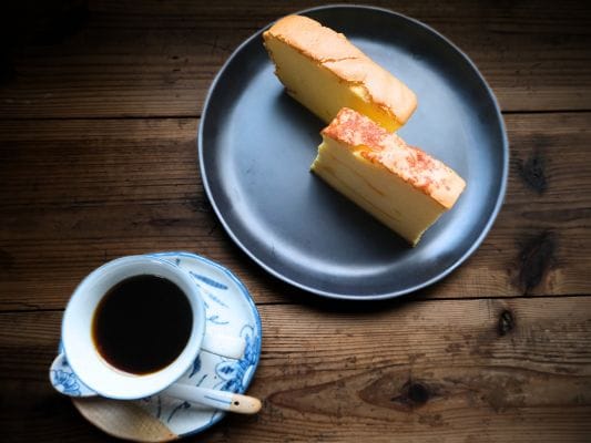 プレーン&チーズとブラックコーヒーのセット。