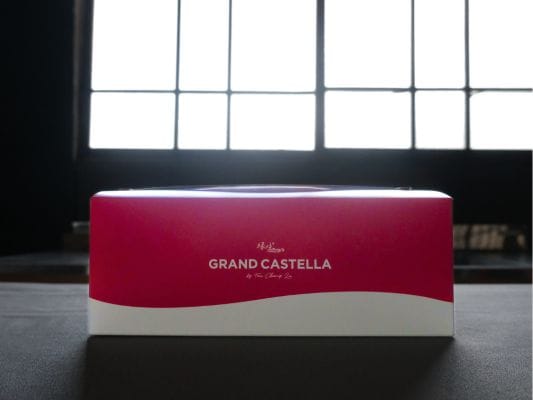 グランドカステラのお取り寄せ。
外箱ダンボールの中にはブランドロゴ入りの箱が入ってる。