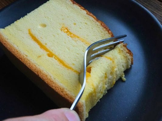 チーズをレンチンしてフォークでカット