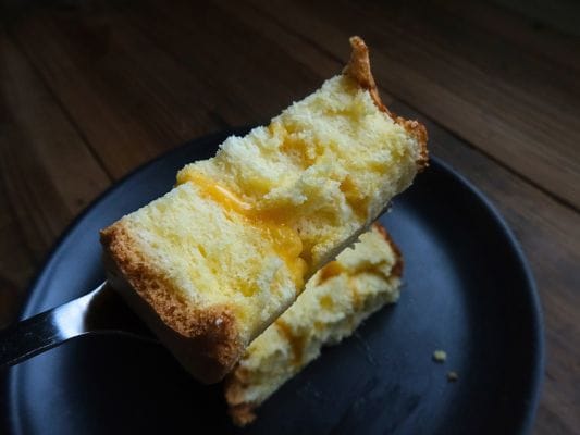 ひと口サイズにカットしたチーズをフォークにのせる。
レンチンしたのでチーズがトロッとしてるのがわかる。