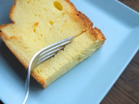 フォークでカットすると、表面がカリッとしてるのがよくわかる