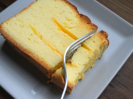 トースとしたチーズをフォークでカット。
チーズがとろけている。