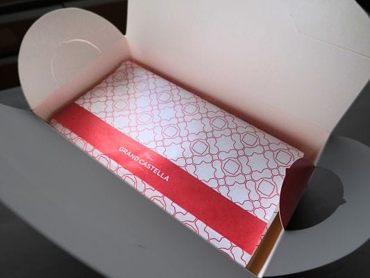 箱を開けると赤色で白抜き文字で「GRAND CASTELLA」の文字が入った包み紙がみえる。