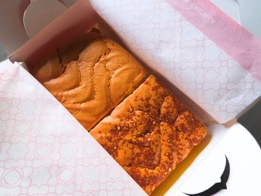 包み紙の中にはプレンとチーズのハーフサイズが並んで入っている。箱の中にパンパンに入ってる。