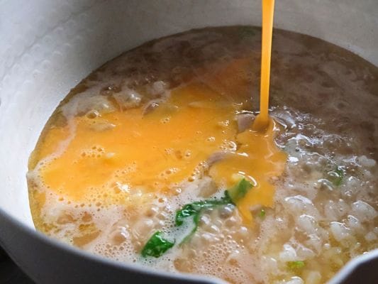 〆のおじや：溶き卵を回し入れる