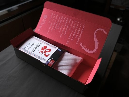 箱の中は赤いデザイン。
フタの内側には⇩のような言葉が記載されている。
「うなぎの甘さを決めるのはうなぎの品質が七割
タレや焼きの技術が二割
そして最も大事な最後の一割がうなぎへの愛。
炭焼うな富士の最大の特徴はむさずに炭火で焼く『地焼き』であること。熟練の職人が毎日一尾一尾丁寧に捌き、串を打ち、強火の遠火で皮はカリッと身はふわトロに焼上げています。