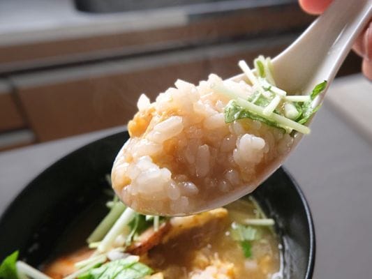 おじやのトッピング（水菜）のアップ