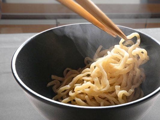 温めた丼に麺を盛り付ける