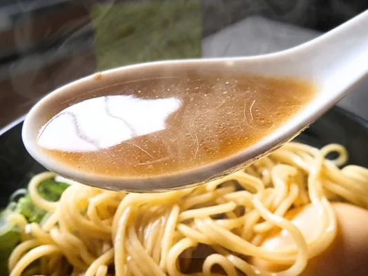 おおぜき中華そば店のスープ。
やや茶色。砕かれた細かい煮干しが入ってる。