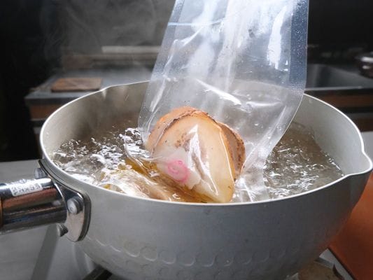 具材入り袋も一緒に湯煎して解凍