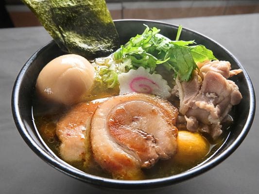 新旬屋本店「金の鶏中華」完成（具材とトッピング全部のせ）