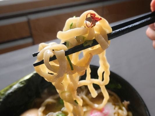 麺に唐辛子がのっている