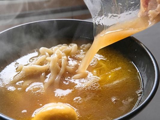 たっぷり入ったスープ（麺170gに負けない量）