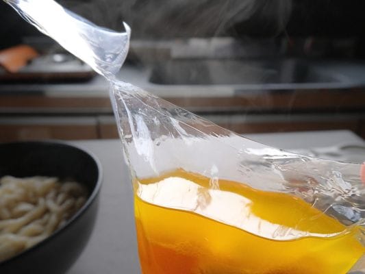 スープ袋をハサミで開封する（香りが立つ瞬間）