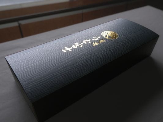真っ黒の箱の上部中央には、金色で「炭焼きうな富士」とうな富士のロゴマークが記載されている。
高級感がある。