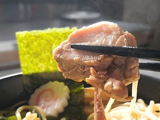 おおぜき中華そば店の鶏チャーシュー。おそらくもも肉。