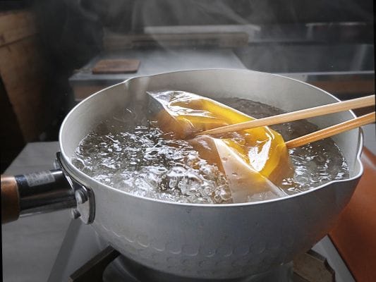 解凍したスープが黄金色に見える（鶏肉ときんかんも確認）