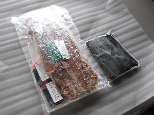 ビニール袋は2つ。
冷凍の青うなぎ・たれ・サンショウが入った袋。
美浜の竹炭が3本入った袋。