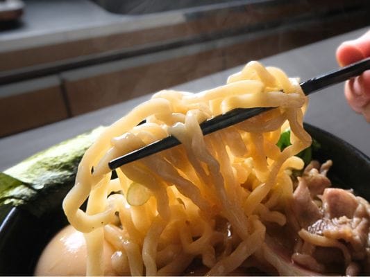 麺のちぢれ具合が分かるアップ写真