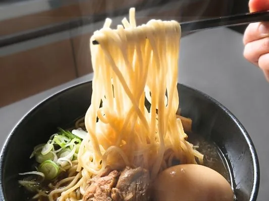 実際に宅麺で取り寄せたラーメンの麺。断面が丸い。