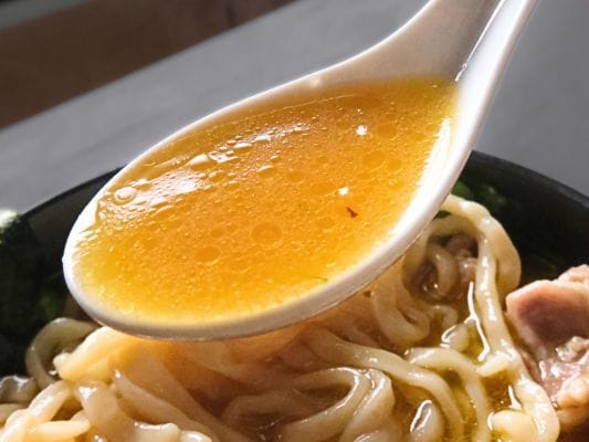 黄金色の鶏スープ（白湯×清湯ブレンドのスープ）