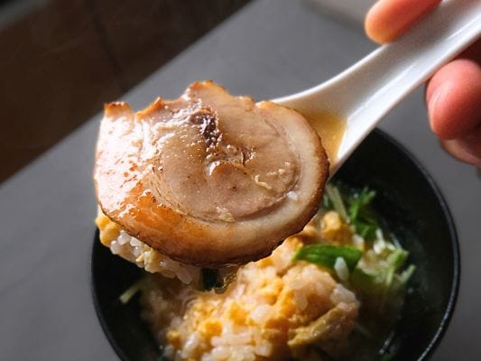 チャーシューと一緒におじやを食べる（実食カット）