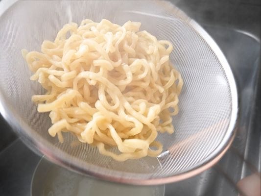 手早く湯切りして盛り付け準備