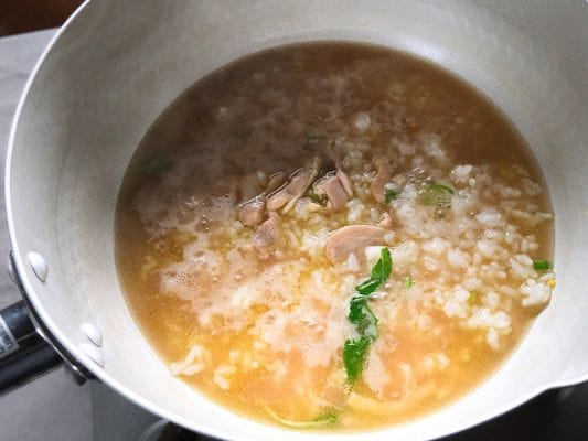 〆のおじや：残りスープとご飯を鍋で温める