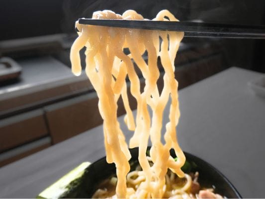 金の鶏中華の中太ちぢれ麺（多加水麺のアップ）