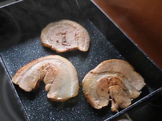 チャーシューをフライパンで軽く炙る