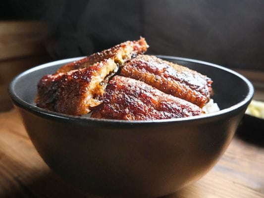 出来立てで湯気がたってるうな富士のうな丼